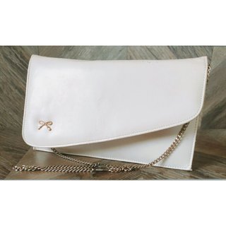 Bolso de piel con asa cadena