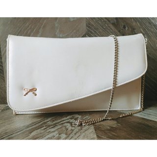 Bolso de piel con asa cadena