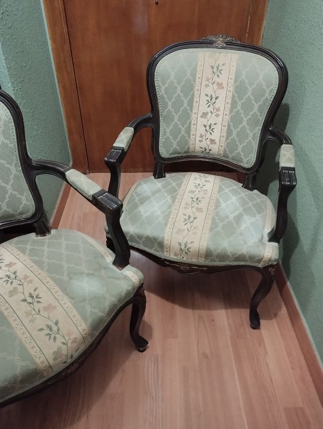 Dos sillones isabelinos