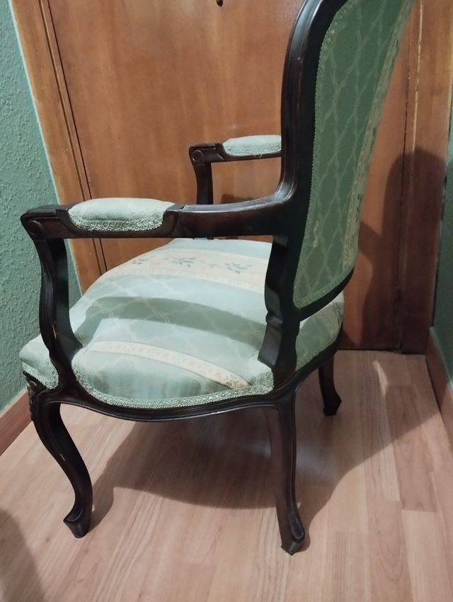 Dos sillones isabelinos