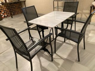 Mesa de mármol y cuatro butacas