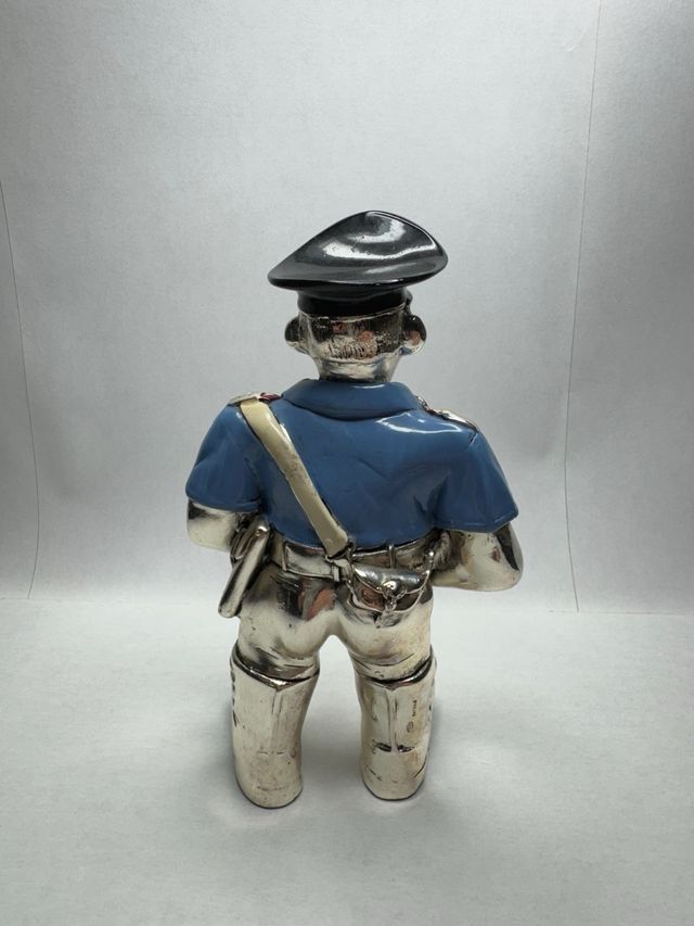 MUÑECO POLICIA EN PLATA