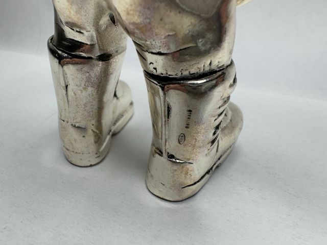 MUÑECO POLICIA EN PLATA