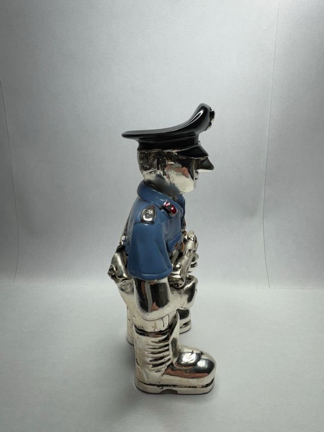 MUÑECO POLICIA EN PLATA