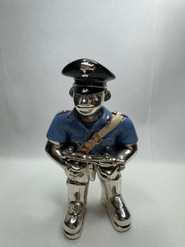 MUÑECO POLICIA EN PLATA