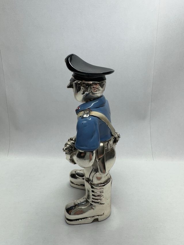 MUÑECO POLICIA EN PLATA