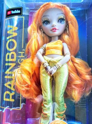 Rainbow High Muñeca Meena Fleur Color Oro Azafrán