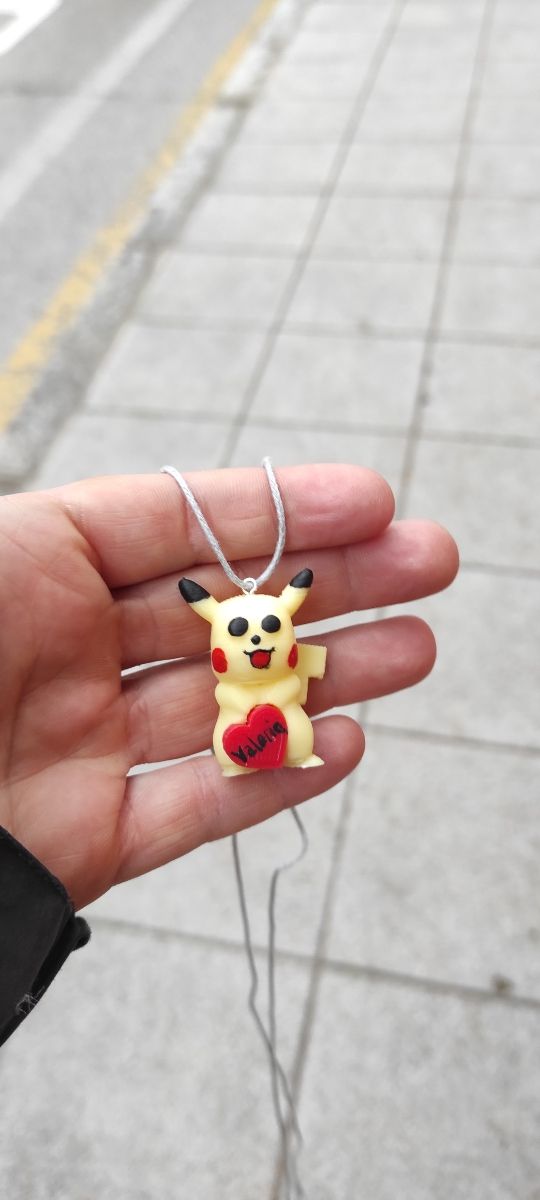 Colgante tipo funko Pikachu san valentin