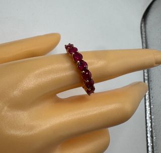 Anillo de rosa de 18 kt con rubíes