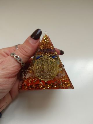Orgonite Piramide 7 Chakra con fiore della vita 
