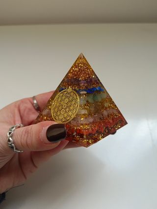 Orgonite Piramide 7 Chakra con fiore della vita 