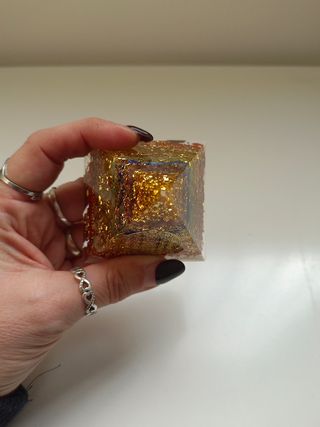Orgonite Piramide 7 Chakra con fiore della vita 