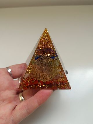 Orgonite Piramide 7 Chakra con fiore della vita 