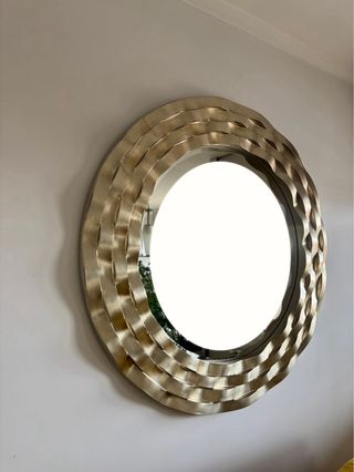 Espejo de diseño dorado