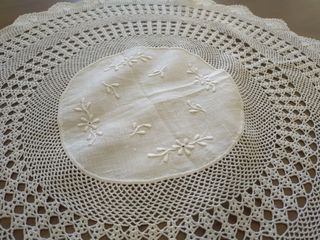 Centro tavola rotondo con uncinetto e ricamo