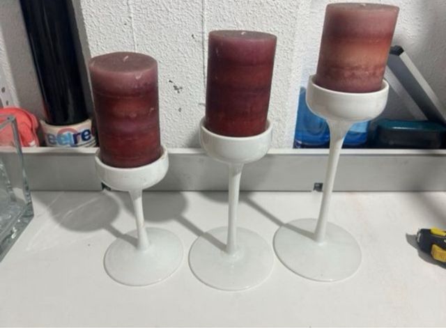 Velas en piedra y candelabro en cristal