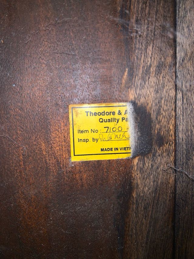 Escritorio clásico de madera maciza