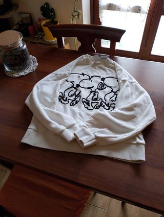 Felpa bianca con Snoopy Zara