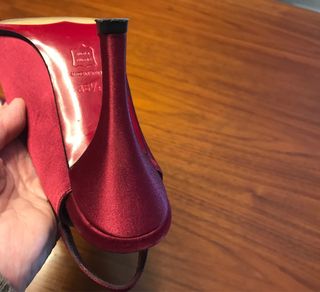 Zapatos y bolso de fiesta en satén burdeos 