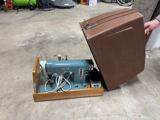 Maquina de coser Alfa antigua