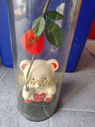 Orsetto di ceramica con rosa