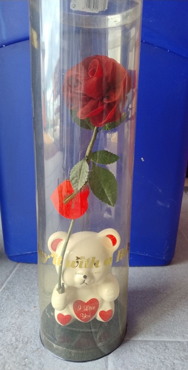 Orsetto di ceramica con rosa