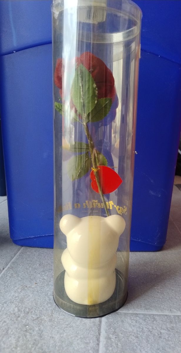 Orsetto di ceramica con rosa