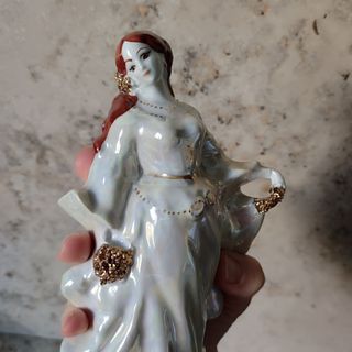 Statuetta in porcellana rumena