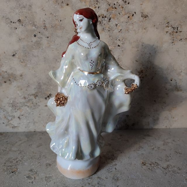 Statuetta in porcellana rumena