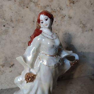 Statuetta in porcellana rumena