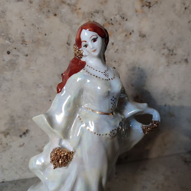 Statuetta in porcellana rumena