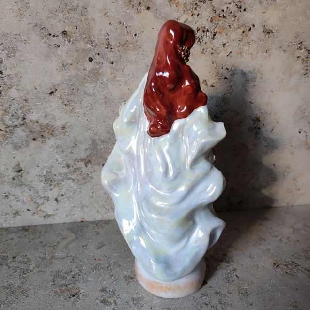 Statuetta in porcellana rumena