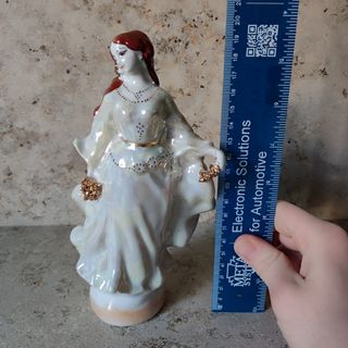 Statuetta in porcellana rumena