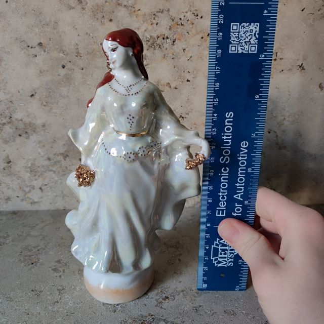 Statuetta in porcellana rumena