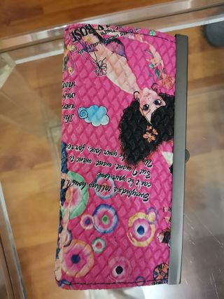 Cartera rosa dibujos.