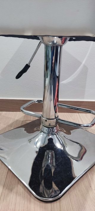 Taburete regulable en altura