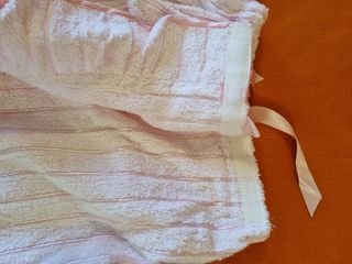Asciugamano in spugna a pareo  rosa con fiocco 