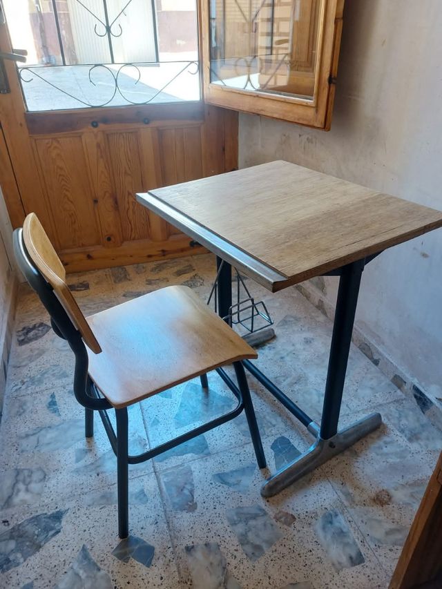 Pupitre y sillita de colegio