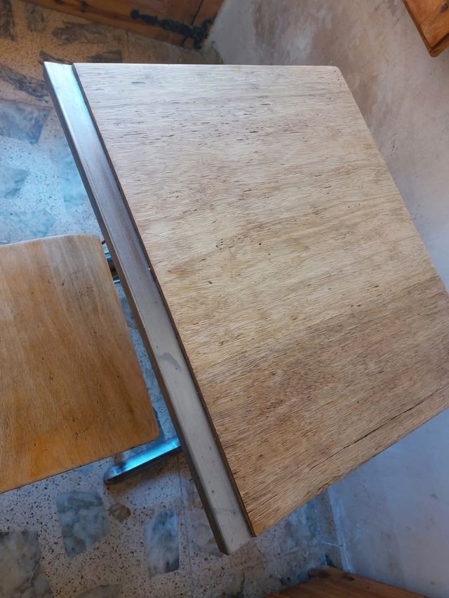 Pupitre y sillita de colegio