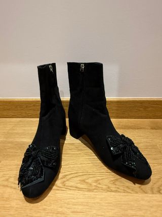 Botines negros con lazo pedreria 
