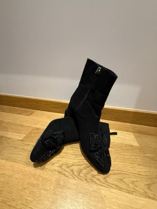 Botines negros con lazo pedreria 