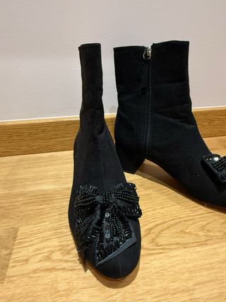 Botines negros con lazo pedreria 