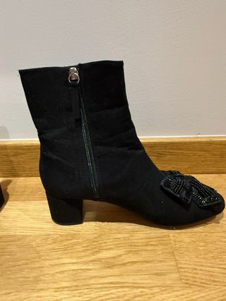 Botines negros con lazo pedreria 
