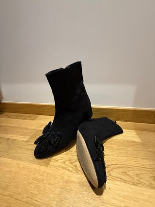 Botines negros con lazo pedreria 