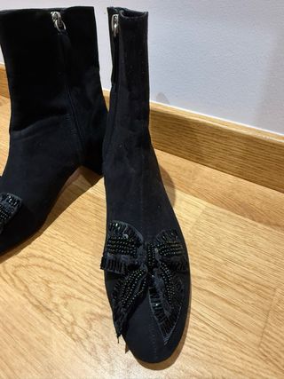 Botines negros con lazo pedreria 