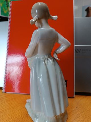 Figura Lladró porcelana niña con gatitos