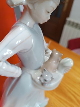 Figura Lladró porcelana niña con gatitos