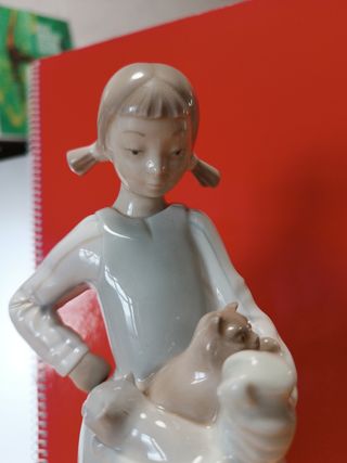 Figura Lladró porcelana niña con gatitos