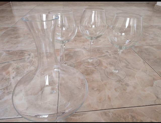 Decantador de vinos y tres copas