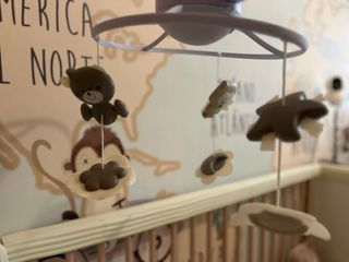 Carrusel/Móvil de cuna gris COMO NUEVO Infantino